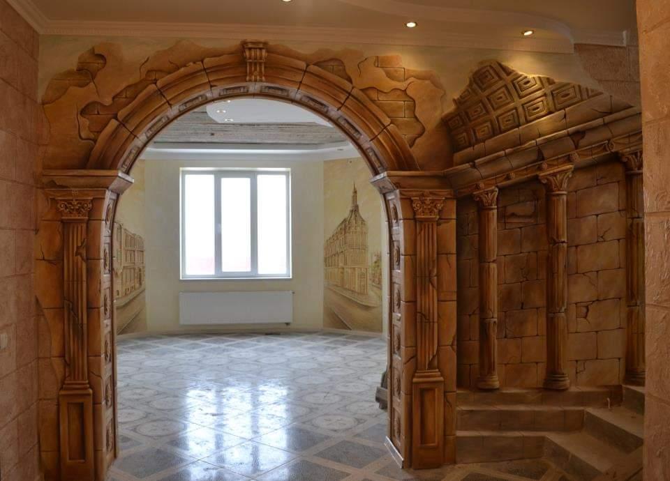 Arche décorative sculptée en stuc, effet pierre ancienne et colonnes