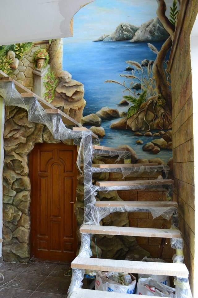 Escalier avec fresque murale marine et stuc sculpté en effet rocher