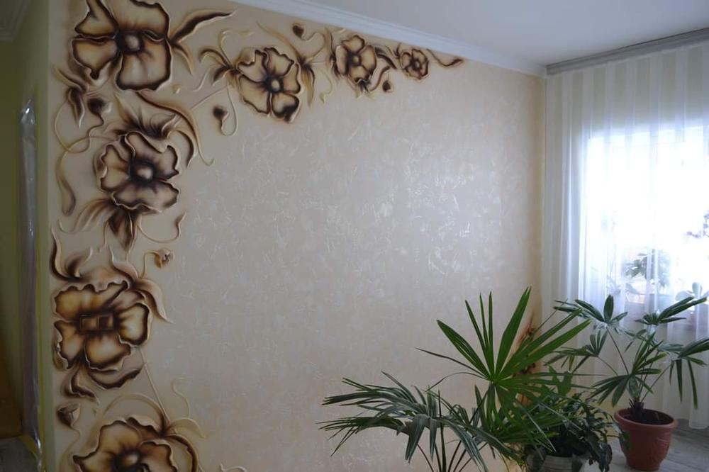 Stuc décoratif sculpté en relief, motif floral