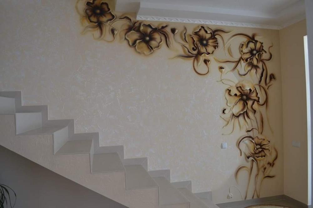 Stuc décoratif sculpté en relief, motif floral le long d'un escalier